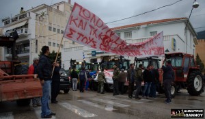 Η Ναύπακτος (επιτέλους!) διαδήλωσε – Πρωτοφανής συμμετοχή παρά τη βροχή [φωτο: Δ.Ιωάννου]